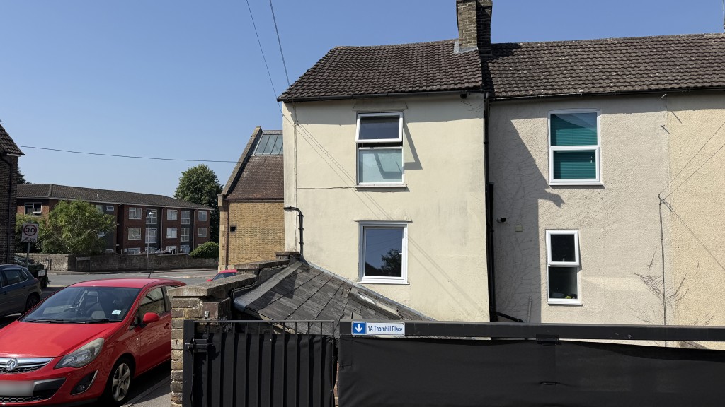 Lot: 157 - FREEHOLD PART VACANT RESIDENTIAL INVESTMENT WITH POTENTIAL INCOME OF £27,000 PER ANNUM - External image of building from rear parking area